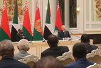 Президент Беларуси Александр Лукашенко и Президент Судана Омар Хасан Ахмед аль-Башир во время встречи с представителями СМИ по итогам переговоров