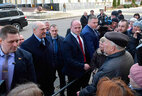 Президент Беларуси Александр Лукашенко во время общения с жителями Барановичей