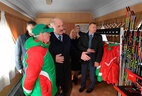 Президент Беларуси Александр Лукашенко осматривает спортивный инвентарь