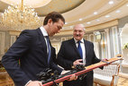 Президент Беларуси Александр Лукашенко и Федеральный канцлер Себастьян Курц во время обмена подарками