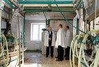 Александр Лукашенко посетил молочно-товарный комплекс ООО "Шапчицы-агро" и ознакомился с технологией производства молока в хозяйстве