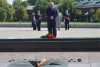 Александр Лукашенко возложил цветы к Вечному огню мемориального комплекса "Брестская крепость-герой"