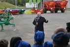 Александр Лукашенко во время общения с трудовым коллективом ОАО "Кореличи-Лен"