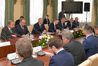 Во время переговоров с Президентом Украины Владимиром Зеленским в расширенном составе