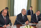 Президент Беларуси Александр Лукашенко во время переговоров с Президентом Украины Владимиром Зеленским в расширенном составе