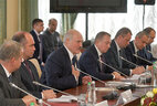 Президент Беларуси Александр Лукашенко во время переговоров с Президентом Украины Владимиром Зеленским в расширенном составе