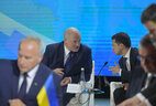 Регионы Беларуси и Украины заключили соглашения о многостороннем сотрудничестве. Церемония подписания документов состоялась на II Форуме регионов Беларуси и Украины в присутствии глав государств