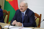 Александр Лукашенко во время встречи в Академии управления