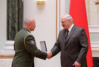 Александру Лукашенко была вручена юбилейная медаль "25 год Службе бяспекi Прэзiдэнта Рэспублiкi Беларусь"