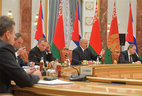 Президент Беларуси Александр Лукашенко во время переговоров с Президентом Кубы Мигелем Марио Диас-Канелем Бермудесом в расширенном составе