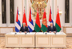 Президент Беларуси Александр Лукашенко и Президент Кубы Марио Мигель Диас-Канель Бермудес во время встречи с представителями СМИ