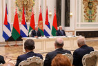 Президент Беларуси Александр Лукашенко и Президент Кубы Мигель Марио Диас-Канель Бермудес во время встречи с представителями СМИ