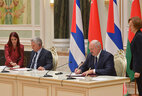 Президент Беларуси Александр Лукашенко и Президент Кубы Мигель Марио Диас-Канель Бермудес во время подписания документов по итогам встречи