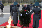 Президент Беларуси Александр Лукашенко возложил венок к монументу "Защитники Отечества" в Нур-Султане