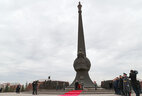 Президент Беларуси Александр Лукашенко возложил венок к монументу "Защитники Отечества" в Нур-Султане