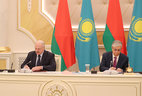 Александр Лукашенко и Касым-Жомарт Токаев во время церемонии подписания документов