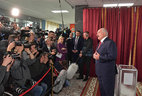 Александр Лукашенко во время общения с представителями СМИ