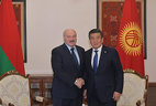 Президент Беларуси Александр Лукашенко на встрече с Президентом Кыргызстана Сооронбаем Жээнбековым