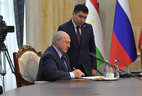 Президент Беларуси Александр Лукашенко во время подписания итоговых документов