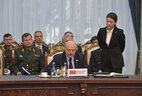Президент Беларуси Александр Лукашенко во время подписания итоговых документов
