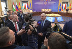 Президент Беларуси Александр Лукашенко во время общения с представителями СМИ