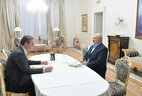 Президент Беларуси Александр Лукашенко и Президент Сербии Александр Вучич во время неформальных переговоров за ужином