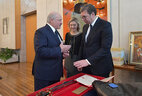 Президент Беларуси Александр Лукашенко и Президент Сербии Александр Вучич во время обмена подарками