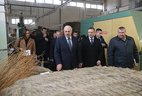Александр Лукашенко во время посещения Шкловского льнозавода