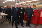 Александр Лукашенко во время посещения Шкловского льнозавода