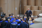 Александр Лукашенко во время встречи с представителями трудового коллектива РУП "Завод газетной бумаги" в Шклове