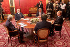 Александр Лукашенко во время неформальной встречи лидеров пяти государств, проходящей в Москве