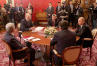 Александр Лукашенко во время неформальной встречи лидеров пяти государств, проходящей в Москве