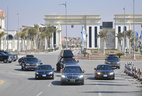 Президентский кортеж едет по новой административной столице Египта