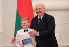 Александр Лукашенко вручил паспорт ученику Раковской СШ Евгению Анисовичу