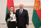 Александр Лукашенко вручил паспорт ученице СШ № 1 г. Ганцевичи Полине Голубович