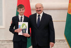 Александр Лукашенко вручил паспорт ученику СШ № 18 г. Могилева Владимиру Грабареву