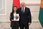 Александр Лукашенко вручил паспорт ученице СШ № 11 г. Солигорска Алине Докучаевой