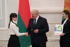 Александр Лукашенко вручил паспорт ученице СШ № 3 г. Островца Виктории Шляхтун
