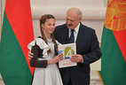 Александр Лукашенко вручил паспорт ученице гимназии № 1 г. Борисова Любаве Юркевич