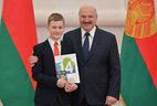 Александр Лукашенко вручил паспорт ученику гимназии г. Быхова Дмитрию Иванову