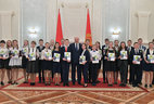 Александр Лукашенко с юными участниками мероприятия