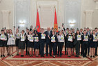 Александр Лукашенко с юными участниками мероприятия