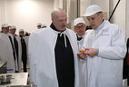 Александр Лукашенко во время посещения ЗАО "Юнимит"