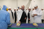 Александр Лукашенко во время посещения ЗАО "Юнимит"