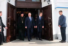 Александр Лукашенко во время посещения Ляденского храма