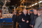 Александр Лукашенко во время посещения стеклозавода "Неман"