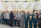 Alexander Lukashenko greets the veterans