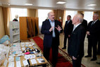 Александр Лукашенко во время посещения предприятия "Славянка"