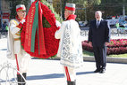 Alexander Lukashenko lays a wreath at the Stephen the Great Monument in Chisinau