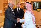 Александр Лукашенко во время встречи с заместителем советника по вопросам национальной безопасности ОАЭ шейхом Тахнуном бен Заидом аль-Нахайяном